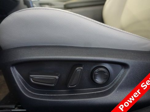 Used 2025 Toyota Camry SE w/ Convenience Package image 6