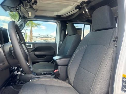 Certified 2025 Jeep Gladiator Sport AWD/4WD image 19