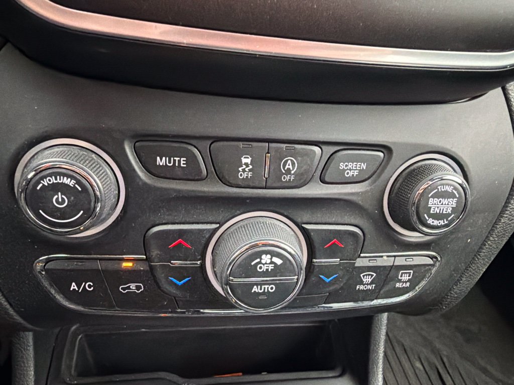 Used 2021 Jeep Cherokee Trailhawk AWD/4WD image 11