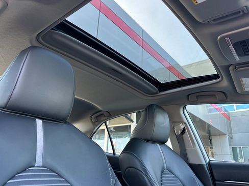 Certified 2020 Toyota Camry SE image 16