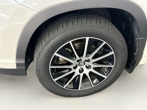 Used 2018 Toyota Highlander SE AWD/4WD image 11