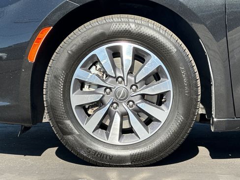 Used 2023 Chrysler Pacifica Touring-L FWD image 27