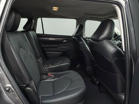 Used 2022 Toyota Highlander Limited FWD image 16