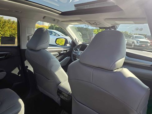 New 2026 Toyota Highlander Platinum image 15