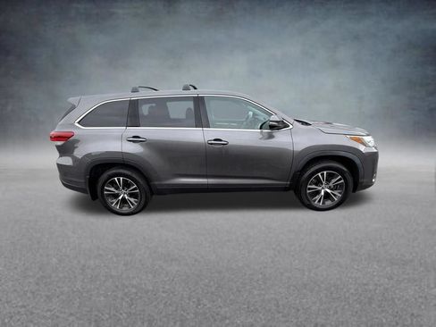 Used 2019 Toyota Highlander LE AWD/4WD image 7