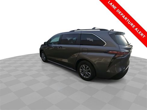 Used 2022 Toyota Sienna LE image 6