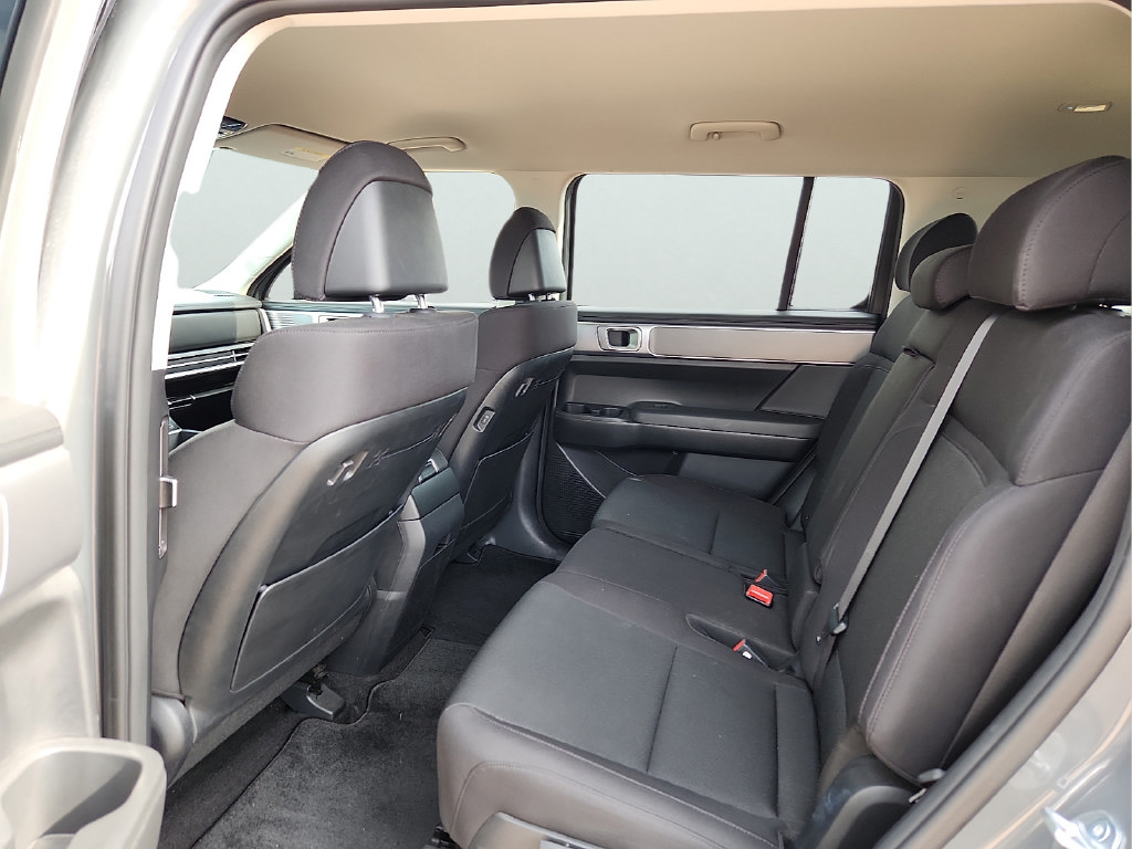 Used 2025 Hyundai Santa Fe SE FWD image 17