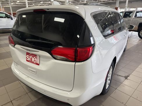 Used 2020 Chrysler Pacifica Touring-L image 3