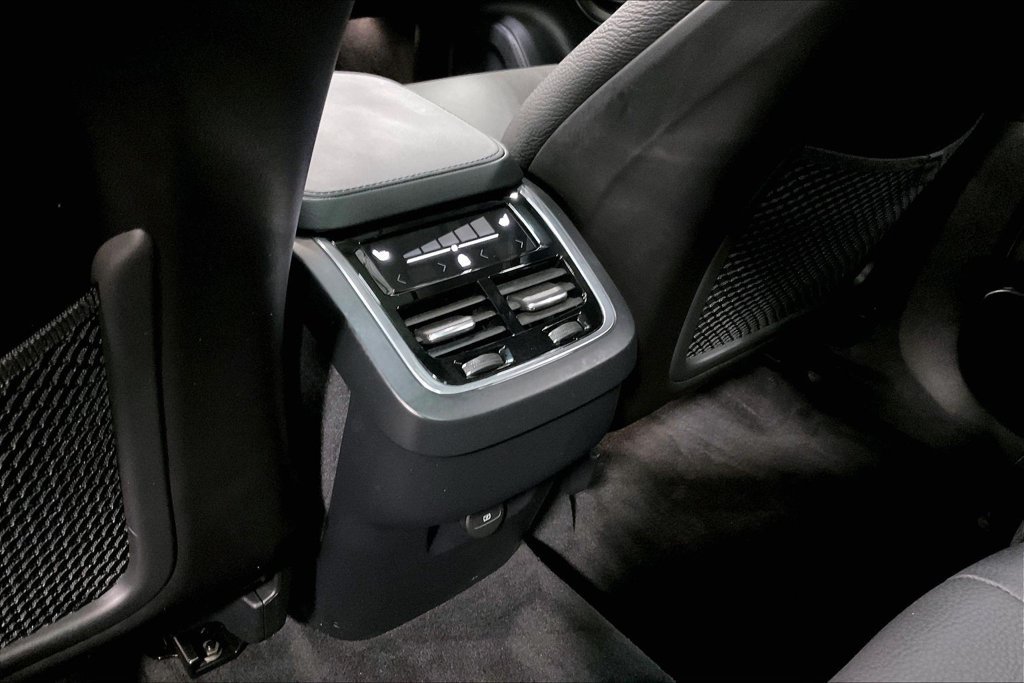 Certified 2025 Volvo XC90 B6 Plus w/ Protection Package Premier AWD/4WD image 11