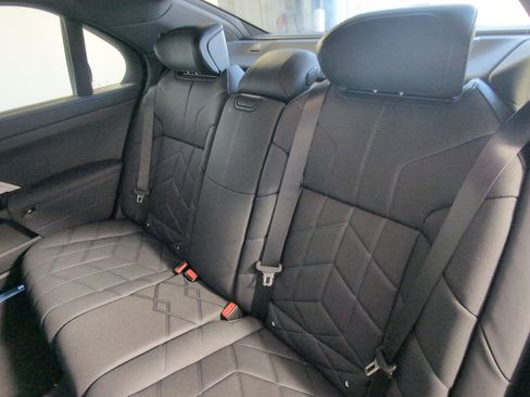 New 2025 BMW i7 xDrive60 w/ Premium Package image 28