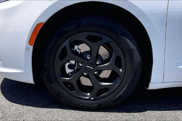 Used 2023 Chrysler Pacifica Limited w/ Uconnect Theater Family Group FWD image 8