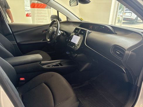 Used 2022 Toyota Prius LE AWD/4WD image 17