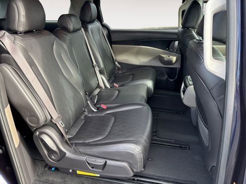 Used 2025 Kia Carnival FWD image 11