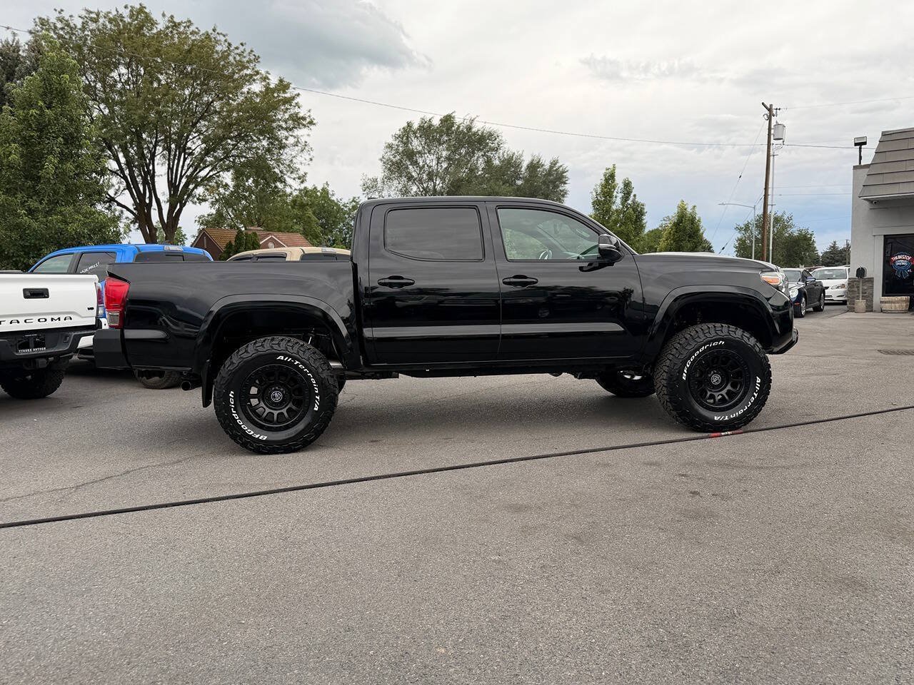 Used 2017 Toyota Tacoma TRD Sport w/ Premium & Technology Package AWD/4WD image 6