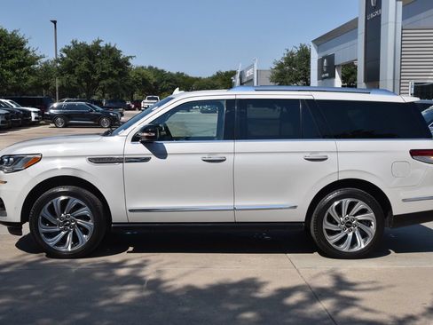 Certified 2024 Lincoln Navigator Premiere AWD/4WD image 12