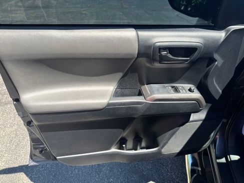 Used 2019 Toyota Tacoma SR5 AWD/4WD image 9