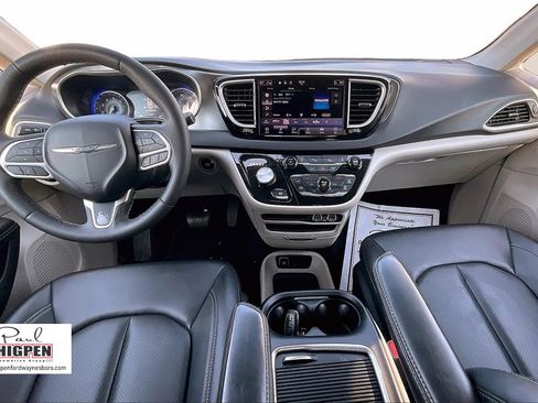 Used 2024 Chrysler Pacifica Touring-L image 15