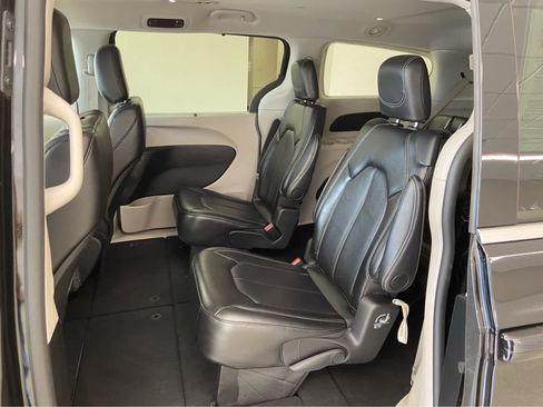 Used 2024 Chrysler Pacifica Touring-L image 13