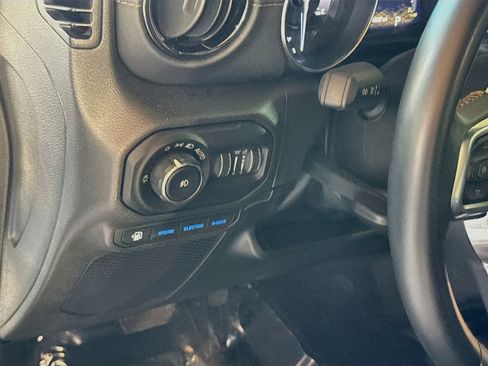 Used 2022 Jeep Wrangler Unlimited Sahara AWD/4WD image 11