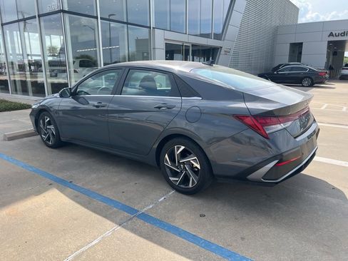 Used 2024 Hyundai Elantra Limited image 2