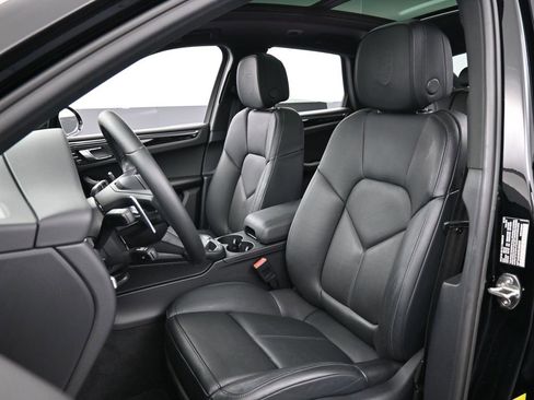 Certified 2024 Porsche Macan image 5