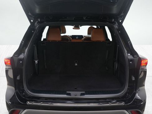 Used 2022 Toyota Highlander Platinum image 11