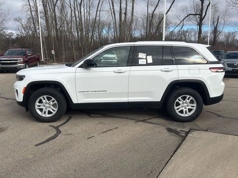 Used 2023 Jeep Grand Cherokee Laredo image 2