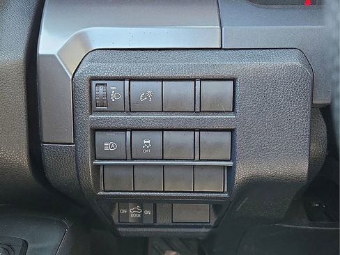 Used 2025 Toyota Tacoma SR5 AWD/4WD image 22