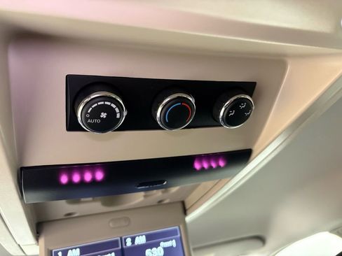 Used 2015 Chrysler Town & Country Touring-L image 29