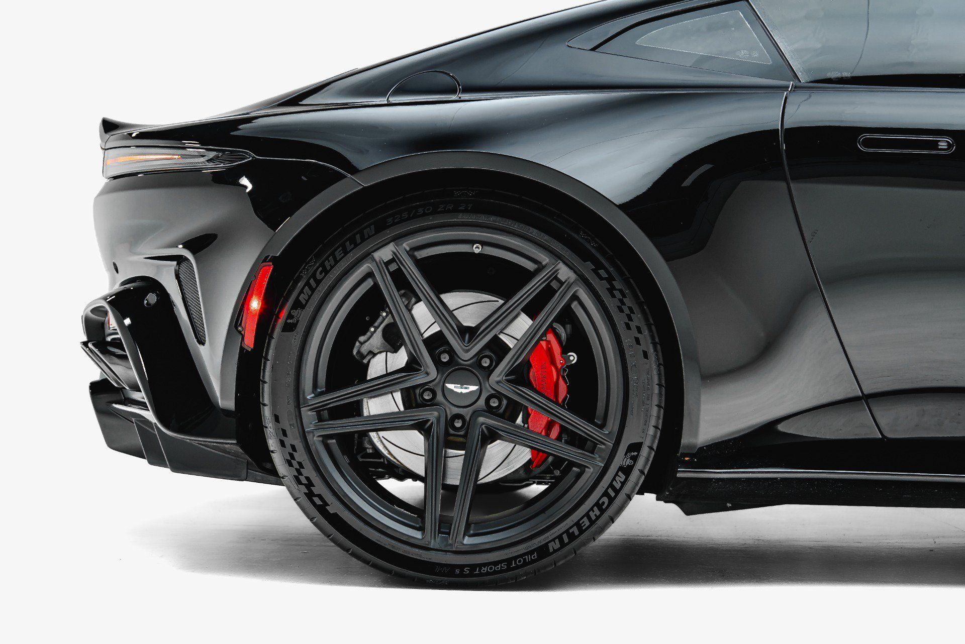 Used 2025 Aston Martin V8 Vantage Coupe RWD image 17