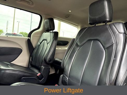 Used 2023 Chrysler Pacifica Touring-L FWD image 17