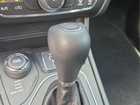 Used 2020 Jeep Cherokee Latitude Plus image 15