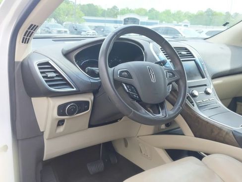 Used 2016 Lincoln MKX Reserve w/ Luxury Package FWD image 19