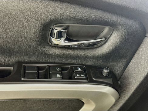 Used 2019 Nissan Titan SV w/ SV Convenience Package image 19