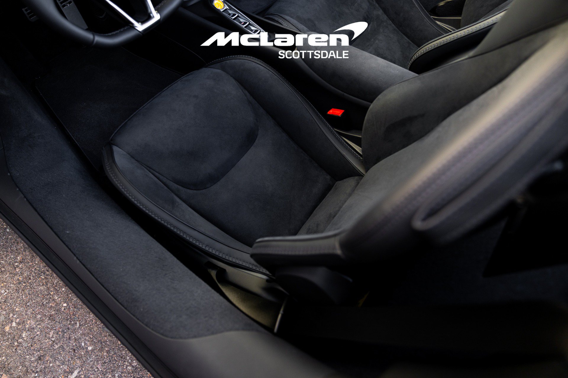 Used 2025 McLaren Artura Spider RWD image 21