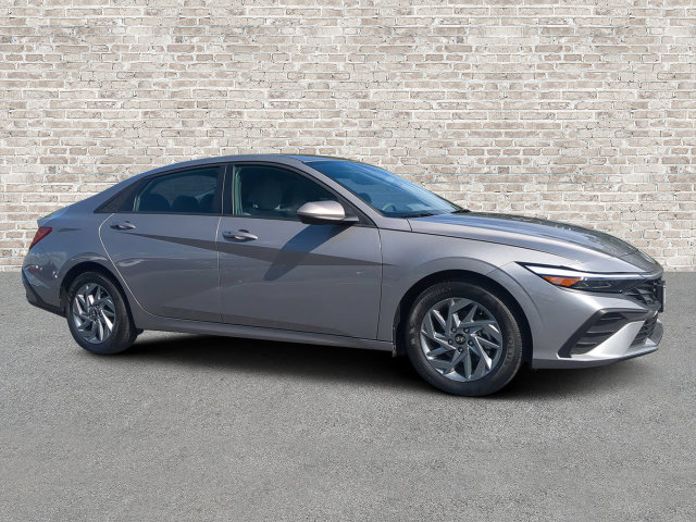 Used 2025 Hyundai Elantra Hybrid FWD image 1