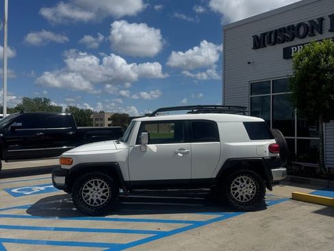 Used 2012 Toyota FJ Cruiser 2WD w/ Upgrade Pkg image 3