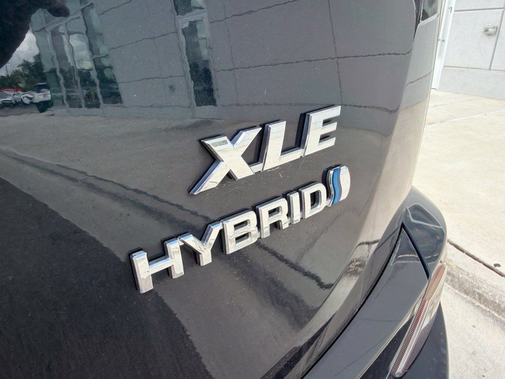 Used 2018 Toyota RAV4 XLE AWD/4WD image 4