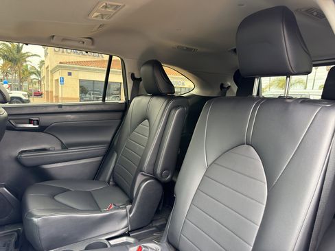 Used 2022 Toyota Highlander XLE AWD/4WD image 8