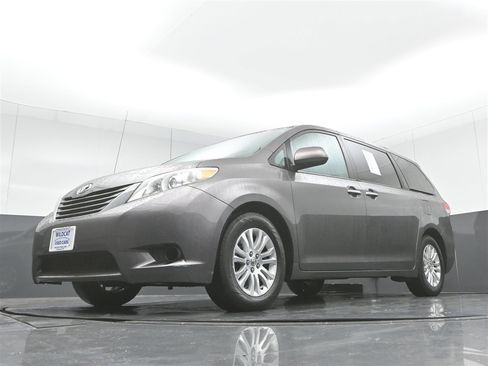 Used 2013 Toyota Sienna XLE image 17