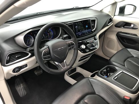 Used 2023 Chrysler Pacifica Touring-L image 14