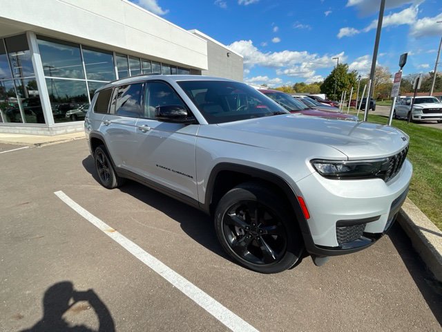 Used 2023 Jeep Grand Cherokee L Laredo AWD/4WD image 1