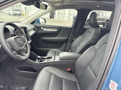 Used 2025 Volvo XC40 B5 Core image 18