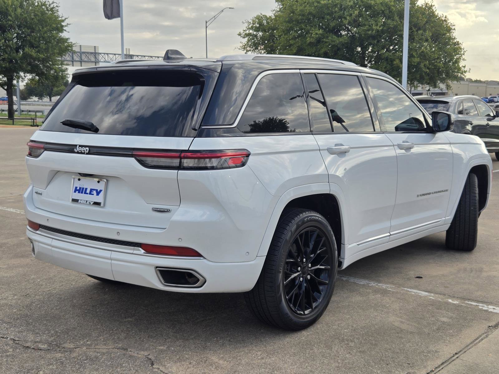 Used 2022 Jeep Grand Cherokee Summit w/ Luxury Tech Group V AWD/4WD image 6