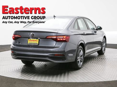 Used 2024 Volkswagen Jetta SE FWD image 5