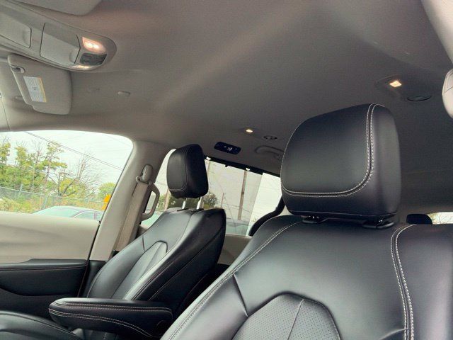 Used 2024 Chrysler Pacifica Touring-L FWD image 17