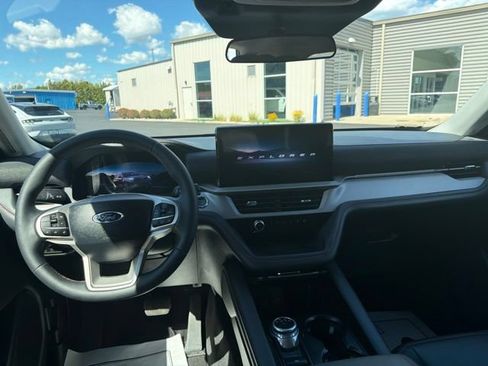 Certified 2025 Ford Explorer Active w/ Active Comfort Package AWD/4WD image 7