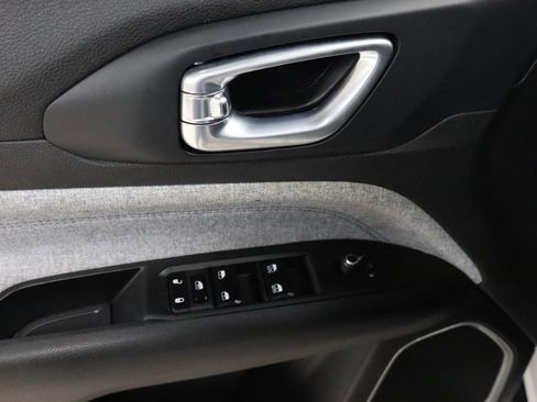 Used 2023 Jeep Compass Sport image 11