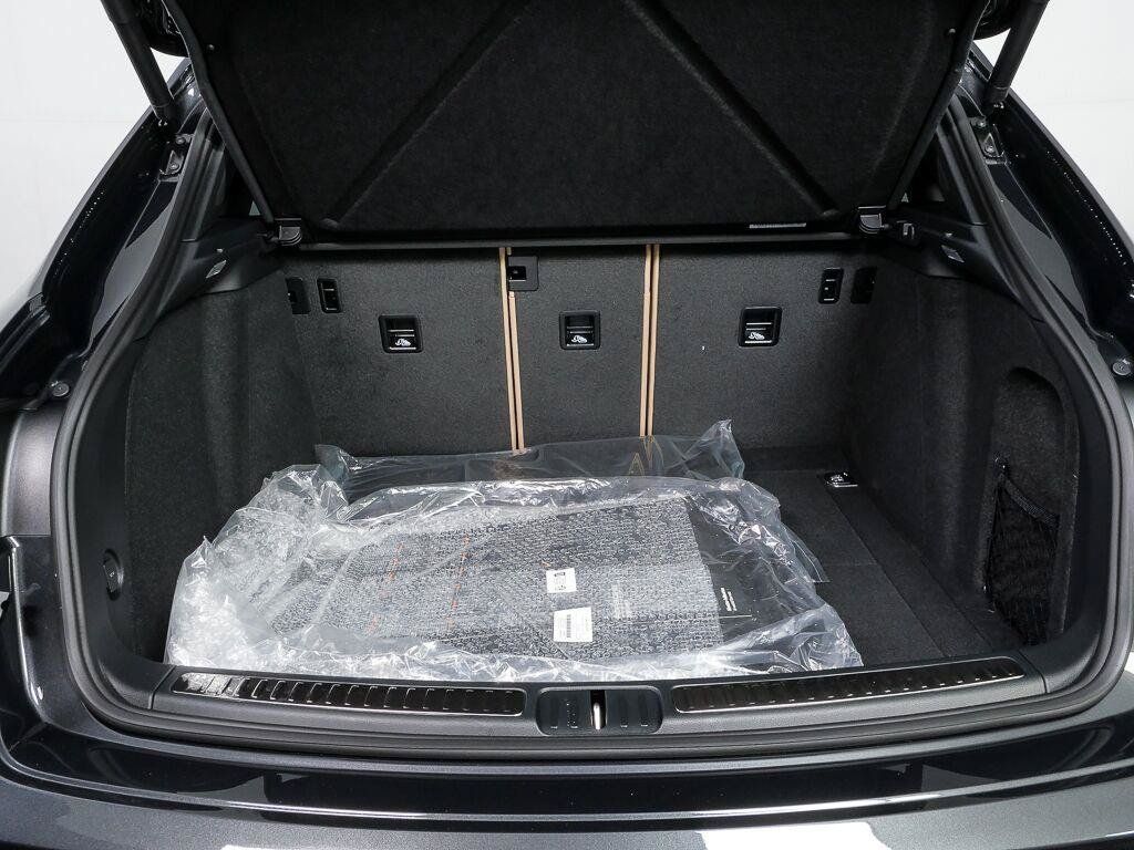 Certified 2026 Porsche Macan AWD/4WD image 30