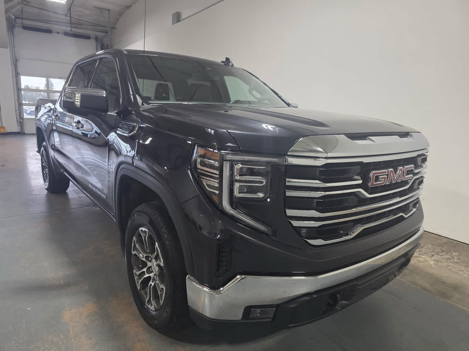Used 2025 GMC Sierra 1500 SLT AWD/4WD image 8